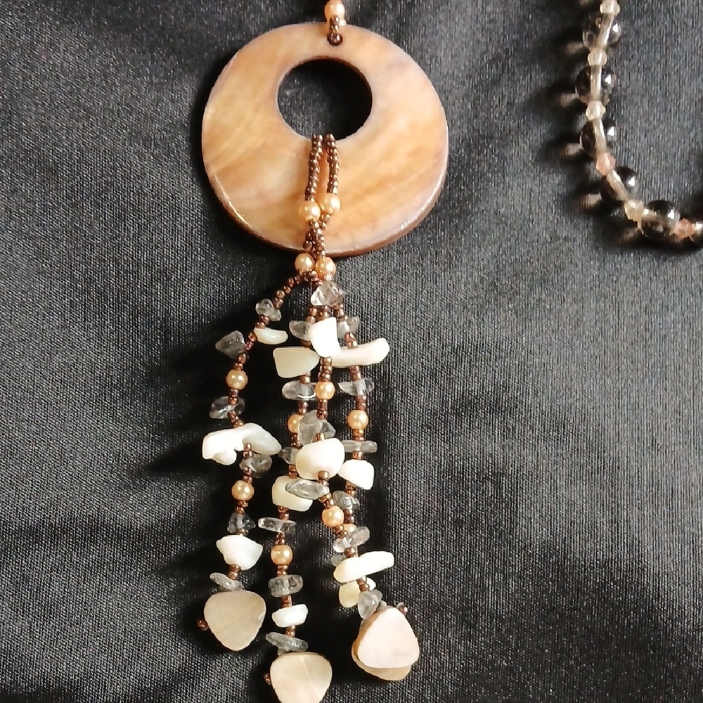 Elegant Beaded Necklace with Circular Pendant - Picture 3 of 7